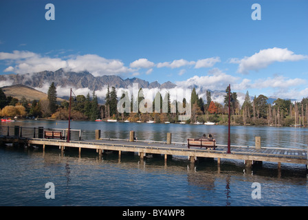 Un giovane che guarda verso il Remarkables a Queenstown, Nuova Zelanda. Foto Stock