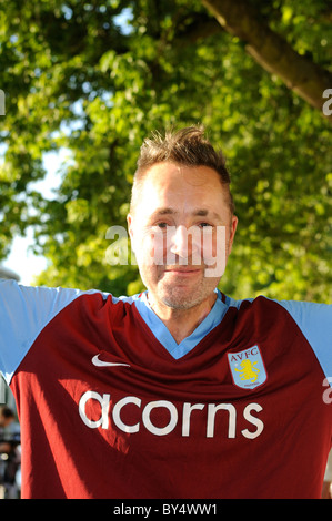 Nigel Kennedy violinista finge di abbracciare me sul percorso di traino al Festival di Henley ,Henley on Thames dove egli sta eseguendo Foto Stock