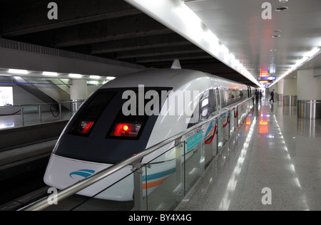 Asia, Cina Shanghai MagLev (levitazione magnetica) treno scivola nella  stazione adiacente al Longyang Lu Stazione della Metropolitana Foto stock -  Alamy