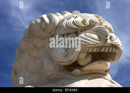 Una statua di pietra di un leone presso il Buddha Eden in Portogallo Foto Stock