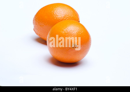Close-up di due arance su sfondo bianco Foto Stock