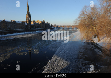 Il ghiaccio galleggiante nel fiume Tay Perth Foto Stock