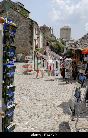 I turisti a passeggiare nel famoso Bazaar Kujundziluk area nel centro storico di Mostar sulla riva orientale del fiume Neretva... Foto Stock