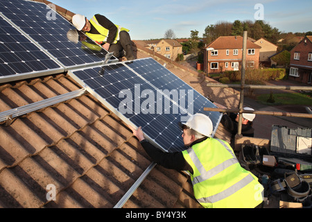 Installazione di Photo Voltaic pannelli solari sul tetto di una casa nazionale all'interno di Washington, North East England, Regno Unito Foto Stock