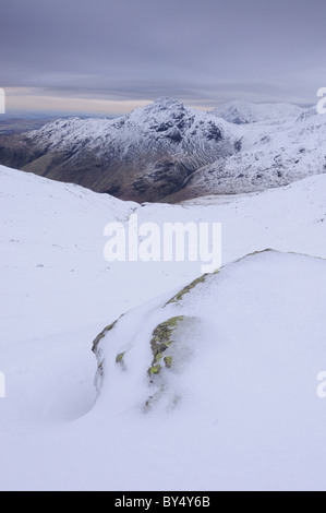 Vista invernale verso il luccio o Blisco dalla band su Bowfell nel Lake District inglese Foto Stock