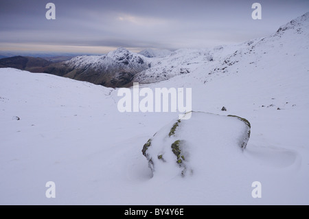 Vista invernale verso il luccio o Blisco dalla band su Bowfell nel Lake District inglese Foto Stock