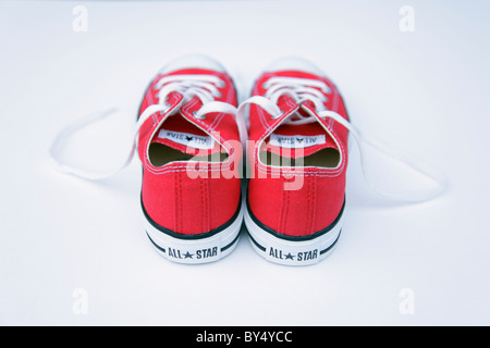 Scarpe converse su sfondo bianco, Regno Unito Foto Stock