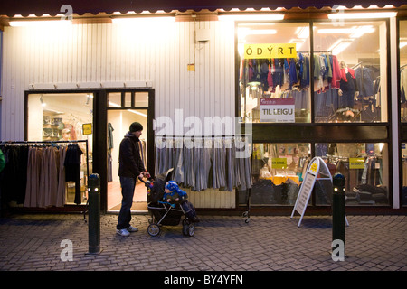 L'uomo con il suo bambino sul Laugavegur, Reykjavik la principale strada dello shopping, Islanda Foto Stock