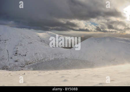 Inverno mountain view nel Lake District inglese. Guardando oltre Grisedale Tarn da Dollywagon Pike Foto Stock