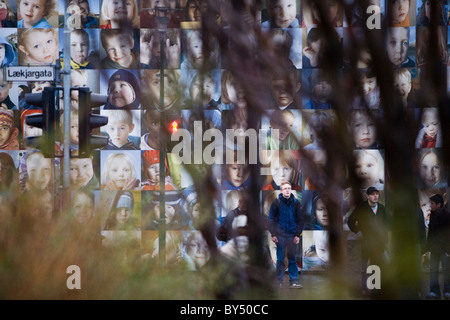 Le persone in attesa di attraversare Laekjargata street. Foto di giovani bambini islandese in background. Il centro di Reykjavik, Islanda. Foto Stock