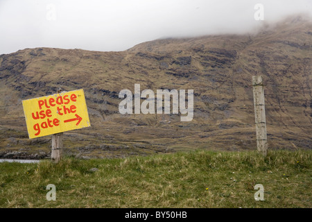 Firmare in un recinto a leggere 'si prega di utilizzare il gate' nel Parco Nazionale del Connemara, Irlanda Foto Stock