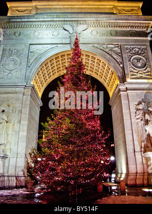 Un albero di Natale decora il famoso arco in Washington Square, la New York City. Foto Stock