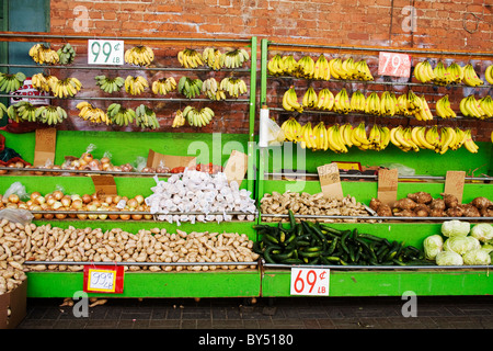 Frutta e verdura in vendita in Chinatown, Honolulu, Hawaii. Foto Stock