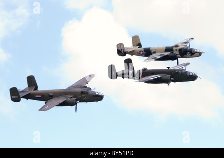 North American B-25 bombardieri Mitchell facendo una formazione flypast a Duxford Flying Legends Airshow di Foto Stock