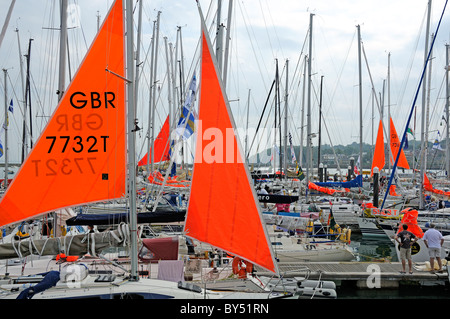 Yachts a Cowes issare la loro tempesta fiocchi per farli controllare prima di prendere parte alla gara di Fastnet, Isle of Wight, Regno Unito Foto Stock