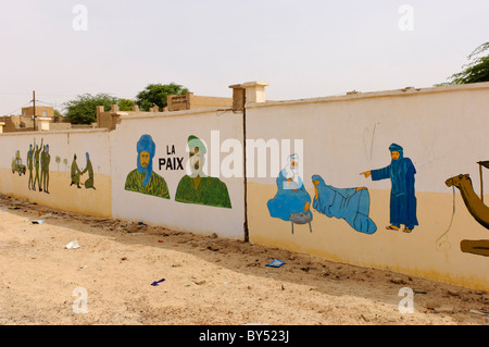 Pitture Murali attorno a "Fiamma della pace' monumento raffigurante il fine della ribellione tuareg contro esercito maliano nel 1996). Timbuctu, Mali. Foto Stock