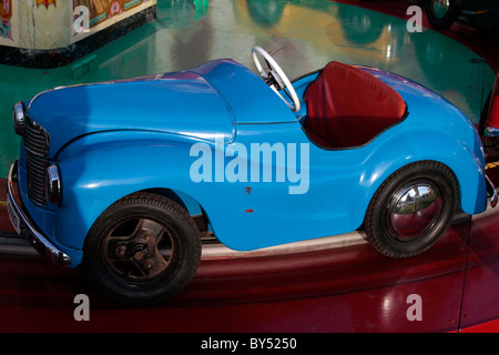 Austin di Inghilterra J40 1950 automobile del pedale che è stato convertito da eseguire su un fairground ride. Foto Stock