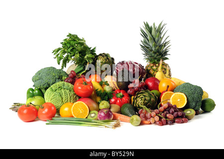 La frutta e la verdura fresca isolate su sfondo bianco Foto Stock