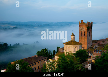 Pre-alba posa di nebbia nella valle sotto il duomo e la città medievale di San Miniato, TOSCANA ITALIA Foto Stock