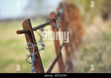 Vecchio arrugginito recinzione di confine nel Bedfordshire campagna Foto Stock