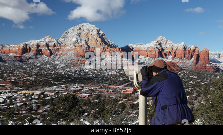 Tourist coetanei giù a Sedona dal si affacciano nei pressi dell'aeroporto Foto Stock