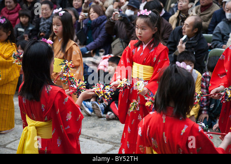 Chakkirako è un ballo folk che benedice il raccolto e la prosperità del popolo di Misaki, Miura per il nuovo anno. Foto Stock