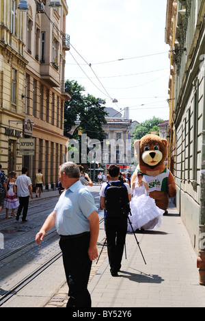 Street wedding Lviv Ucraina Foto Stock