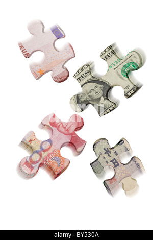 Discordanti i puzzle sovrapposte con valute mondiali su sfondo bianco Foto Stock