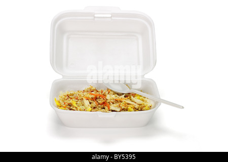Riso fritto in polistirolo con scatola in plastica cucchiaio monouso su sfondo bianco Foto Stock
