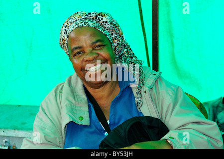 Vecchia Signora con un sorriso luminoso. Cape Town, Sud Africa. Foto Stock