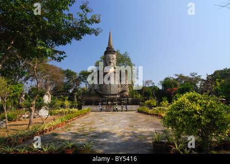 Statua di Buddha nel parco della scultura a Nong Khai in Thailandia Foto Stock