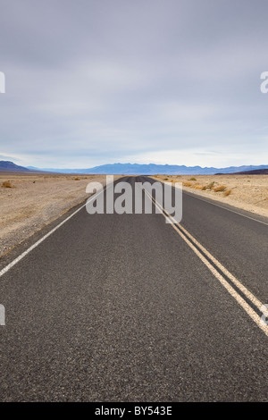 Death Valley Scenic Byway, California Highway 190, il taglio attraverso il Panamint Valley nel Parco Nazionale della Valle della Morte, California, Stati Uniti d'America. Foto Stock