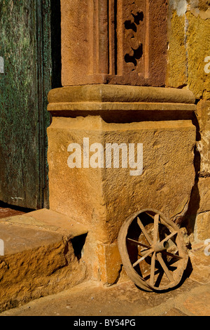 Ruota alla porta di ingresso per la Iglesia de la Inmaculada Concepción (Immacolata concezione di chiesa) in Barichara, Santander, Colombia Foto Stock