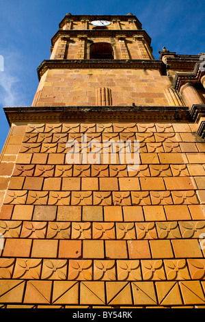 Guardando verso l'alto la Iglesia de la Inmaculada Concepción (Immacolata concezione di chiesa) in Barichara, Santander, Colombia Foto Stock