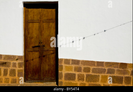 Close-up di una porta nella piccola cittadina di Barichara, Colombia Foto Stock