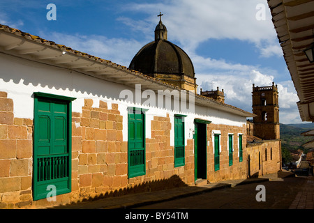 Strada che conduce alla Iglesia de la Inmaculada Concepción (Immacolata concezione di chiesa) in Barichara, Santander, Colombia Foto Stock