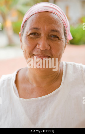 Ritratto di felice donna colombiana sulla strada di Cartagena. Foto Stock