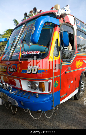 Un moderno chiva colombiano (escalera), bus dipinte a Cartagena, Colombia Foto Stock