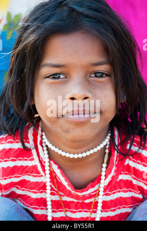 Sorridendo felice villaggio indiano ragazza ritratto. Andhra Pradesh, India Foto Stock