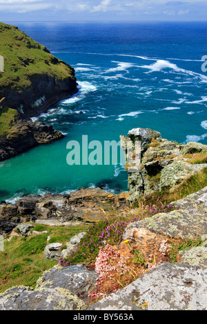 Tintagel Haven sul Cornish Coast. Tintagel, Cornwall. Foto Stock