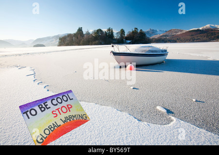 Una barca bloccato nel ghiaccio sulla Derwent Water a Keswick nel distretto del Lago completamente congelato durante il mese di dicembre 2010 Foto Stock