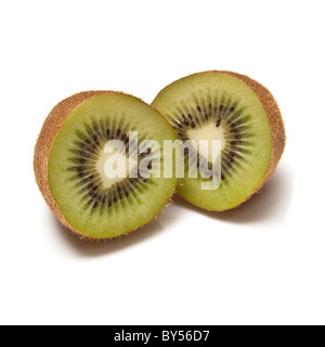 I Kiwi tagliati a metà isolato su un bianco di sfondo per studio. Foto Stock