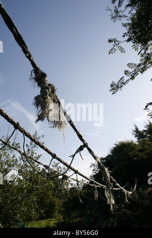 Il vecchio ponte di corde in campo in campagna Foto Stock