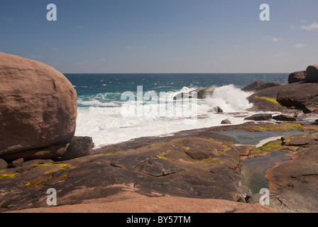 Lavaggio onde su rocce mercantile, Leeuwin Naturaliste National Park, Yallingup, Australia occidentale Foto Stock