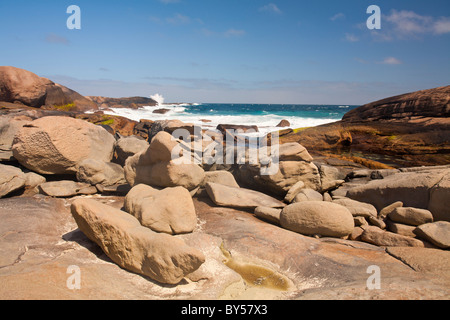 Lavaggio onde su rocce mercantile, Leeuwin Naturaliste National Park, Yallingup, Australia occidentale Foto Stock