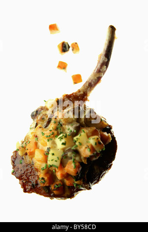 Una costoletta d'agnello con salsa di carote su un lightbox Foto Stock