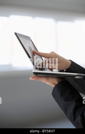 Donna di mano azienda computer tablet Foto Stock