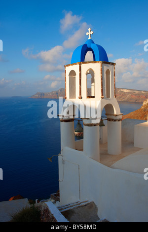 Oia, ( Ia ) Santorini - cupole blu Orthodax Bizantino chiese, - greco isole Cicladi - foto, foto e immagini Foto Stock