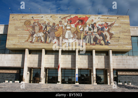 Albania Tirana Tirane propaganda comunista mosaico sulla facciata esterna del Museo Nazionale di Storia in Piazza Skanderbeg Foto Stock