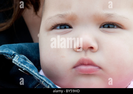 Bellissima bambina busbana francese le sue labbra Foto Stock